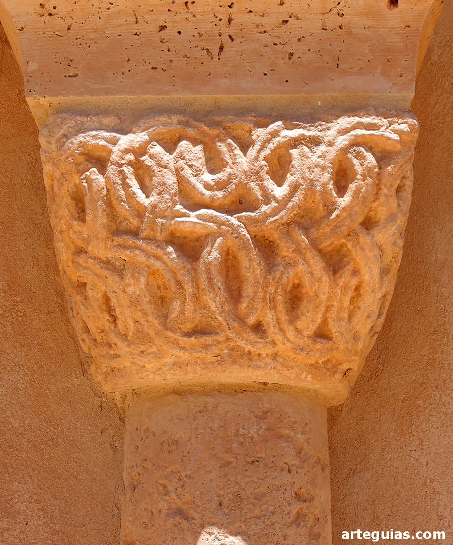 Capitel de entrelazos del pórtico