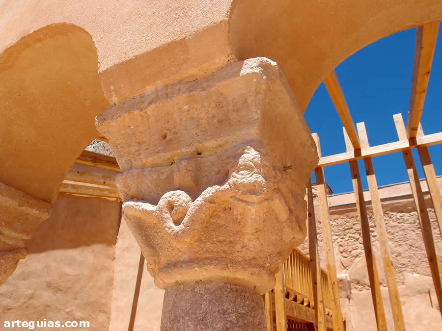 Capitel de la galería porticada de la iglesia de Paones