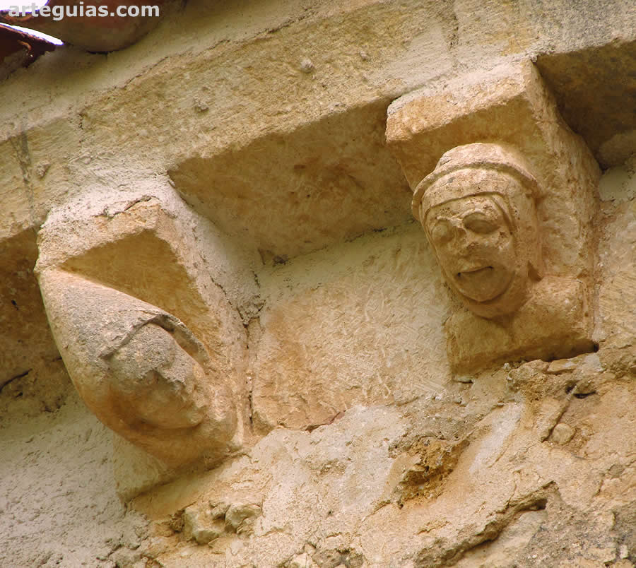 Dos personajes retratados en los canecillos de la iglesia de Pecharromán
