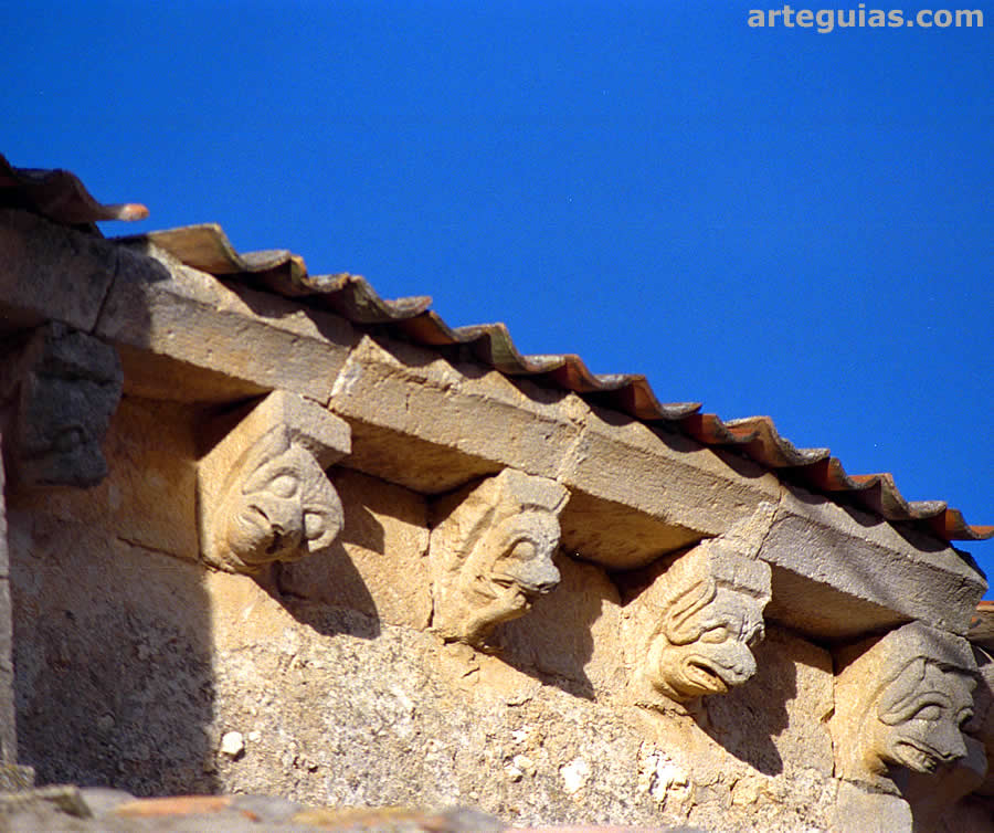 La iglesia de Pecharromán (Segovia) destaca por sus canecillos