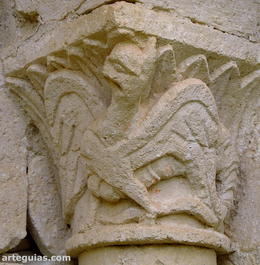 Capitel con el relieve de un dragón