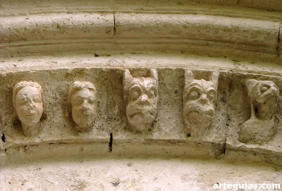 Arquivoltas con cabezas humanas y de dragón