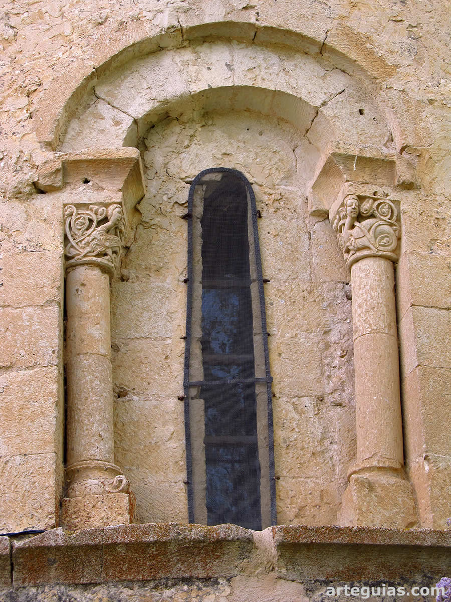 Ventanal del ábside de la iglesia de Pecharromán