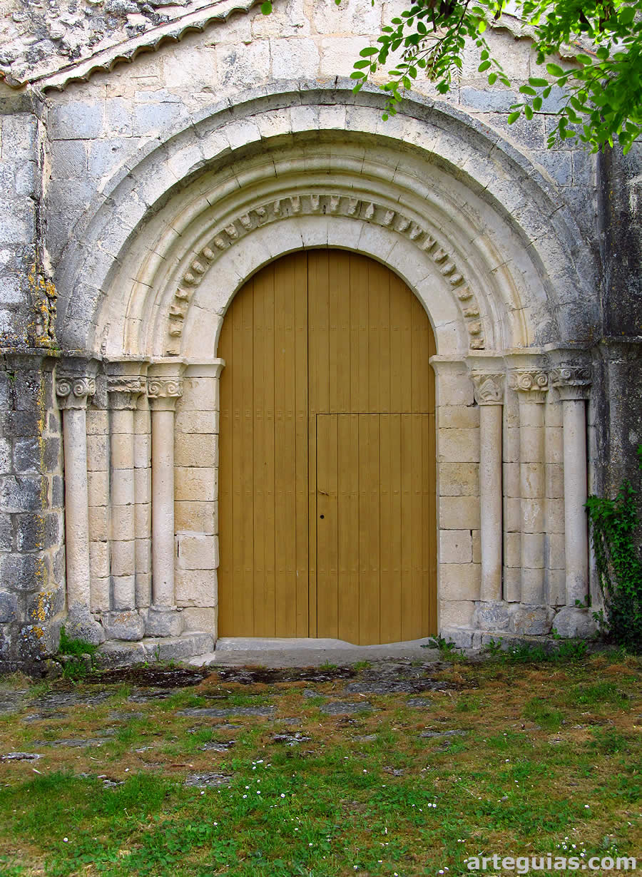 Puerta en el costado norte de la iglesia de San Andrés de Pecharromán, Segovia