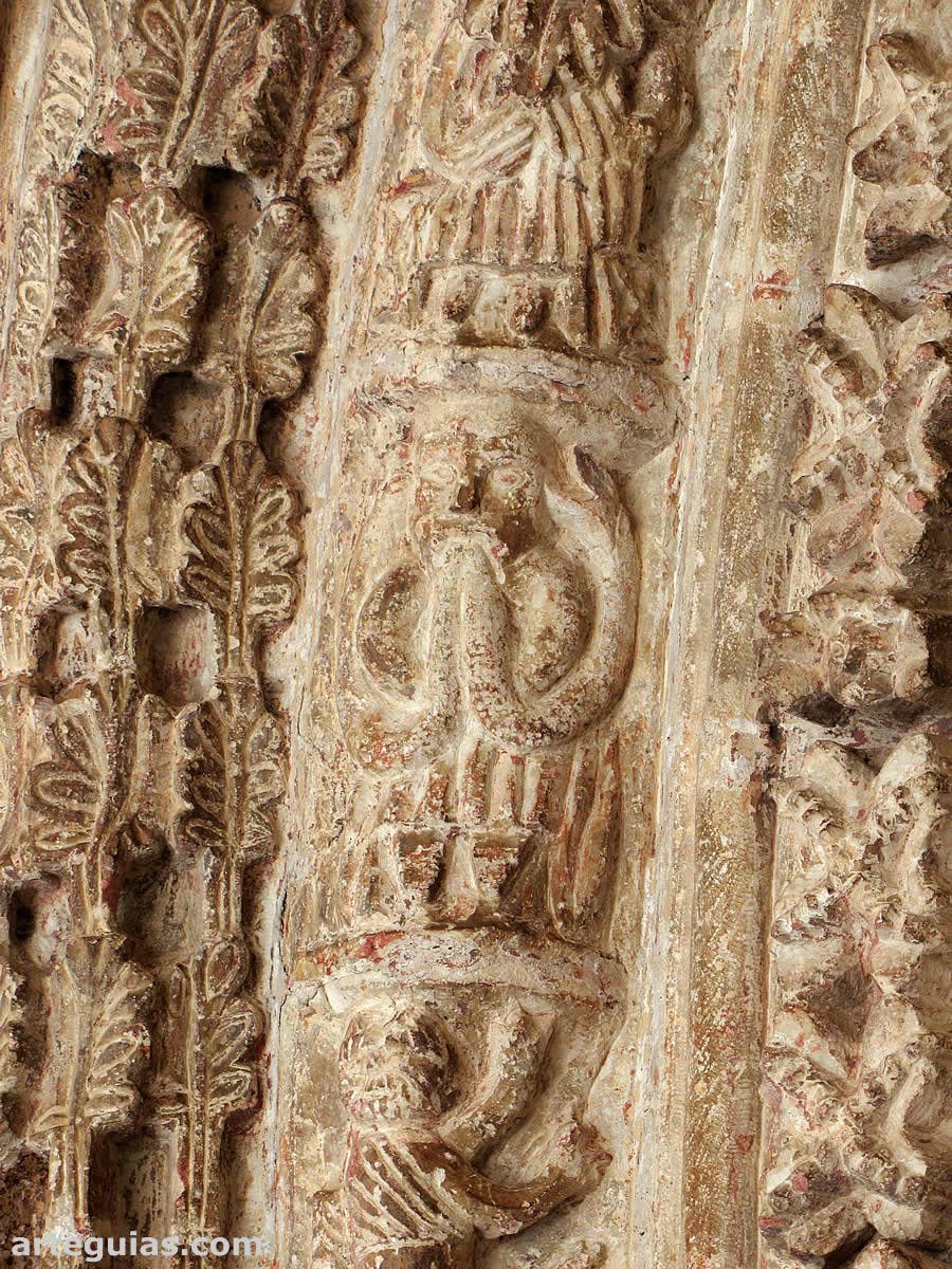 La portada de la iglesia de Peñacerrada está cuajada de escultura