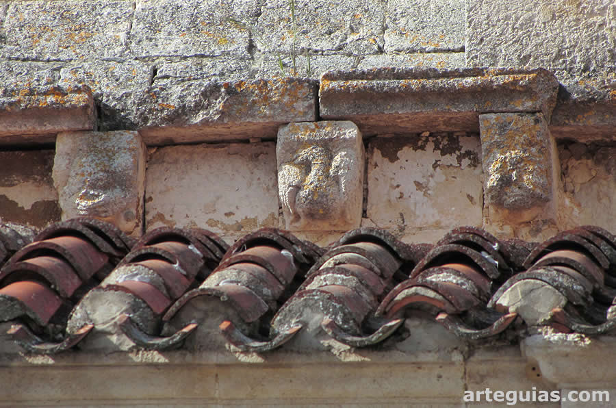 Canecillos románicos en el costado sur