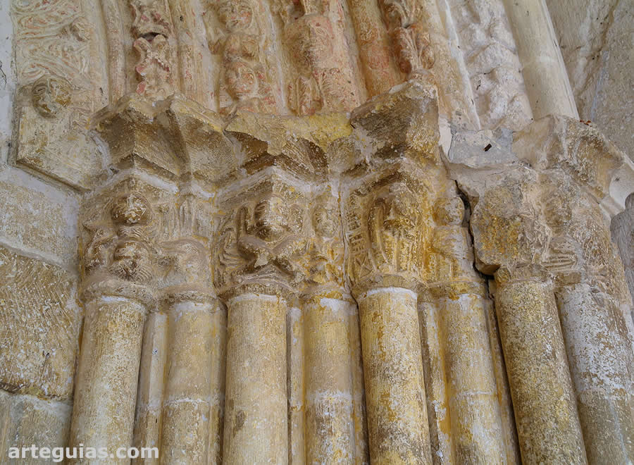Iglesia de Peñacerrada, Álava: columnas de la portada tardorrománica