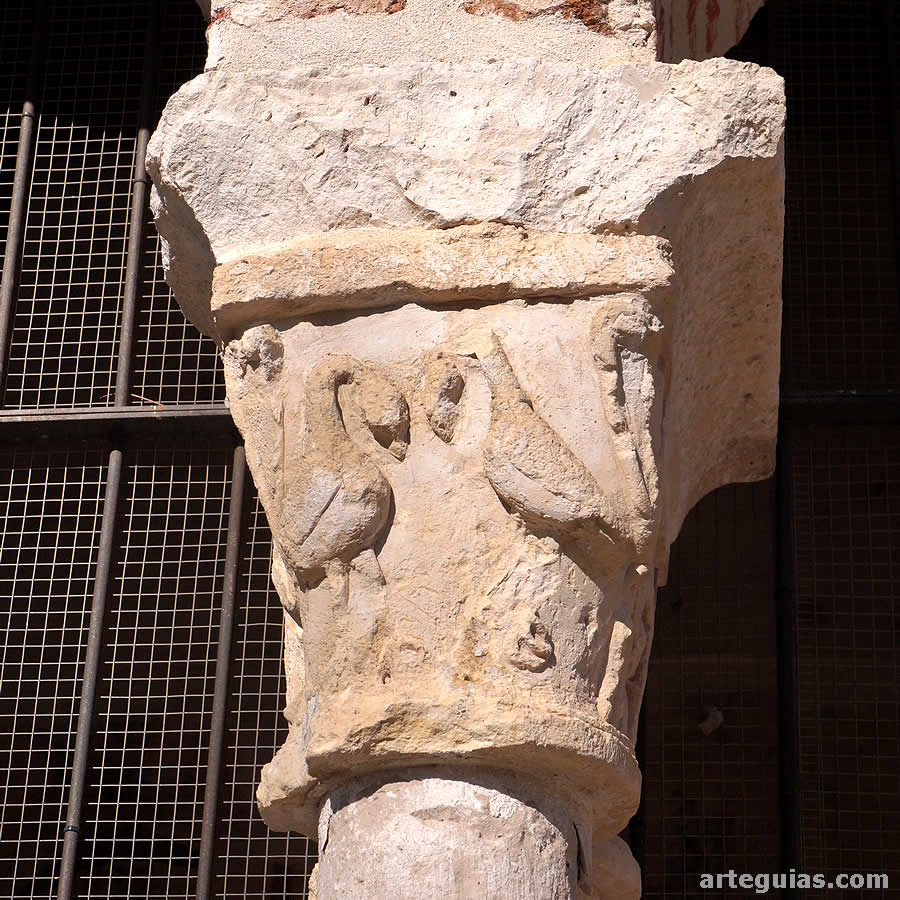 Iglesia de Pinarejos: capitel de la galer&iacute;a porticada