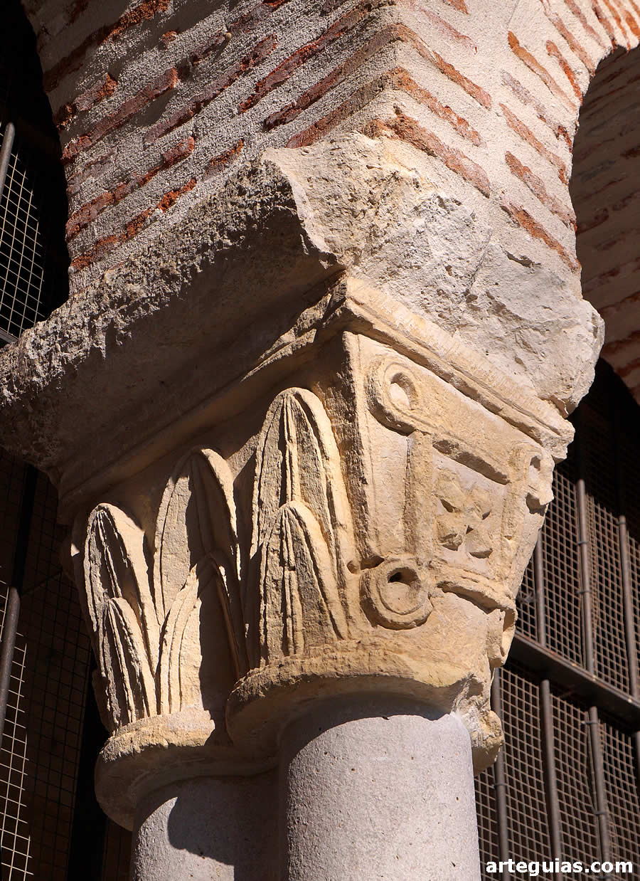Capiteles del p&oacute;rtico