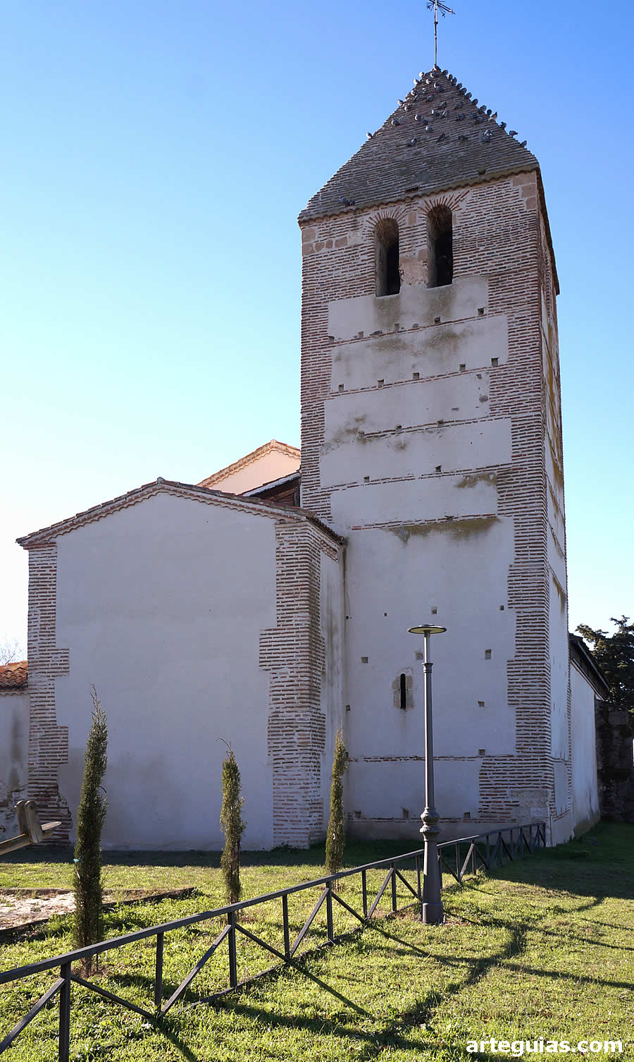Cabecera y campanario de la iglesia segoviana de Pinarejos