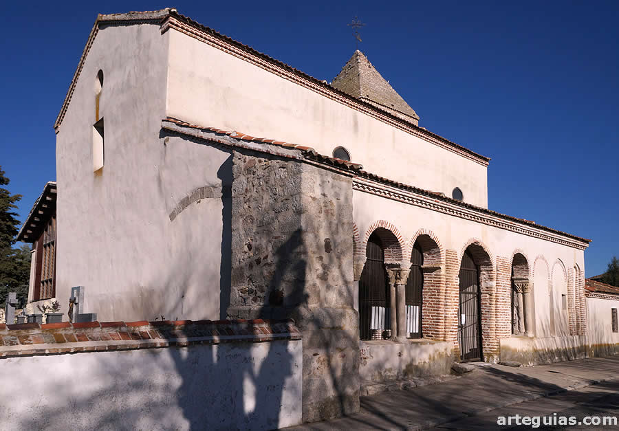 La iglesia de Pinarejos desde el  suroeste