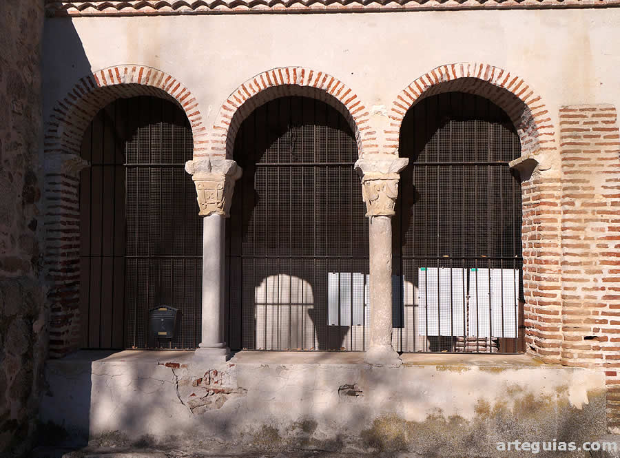 Galer&iacute;a porticada de la iglesia de Pinarejos