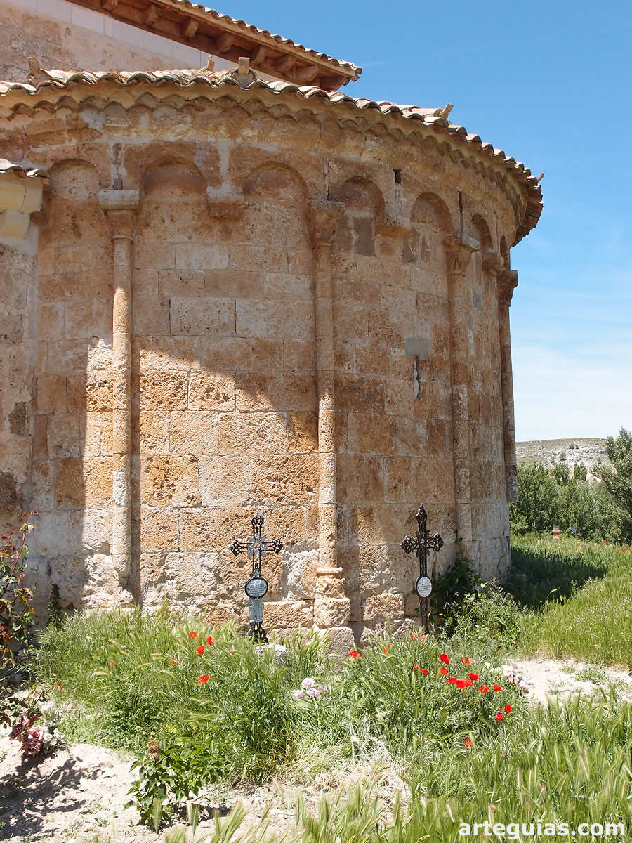 Peculiar &aacute;bside de la iglesia de Pinillos de Esgueva (Burgos)