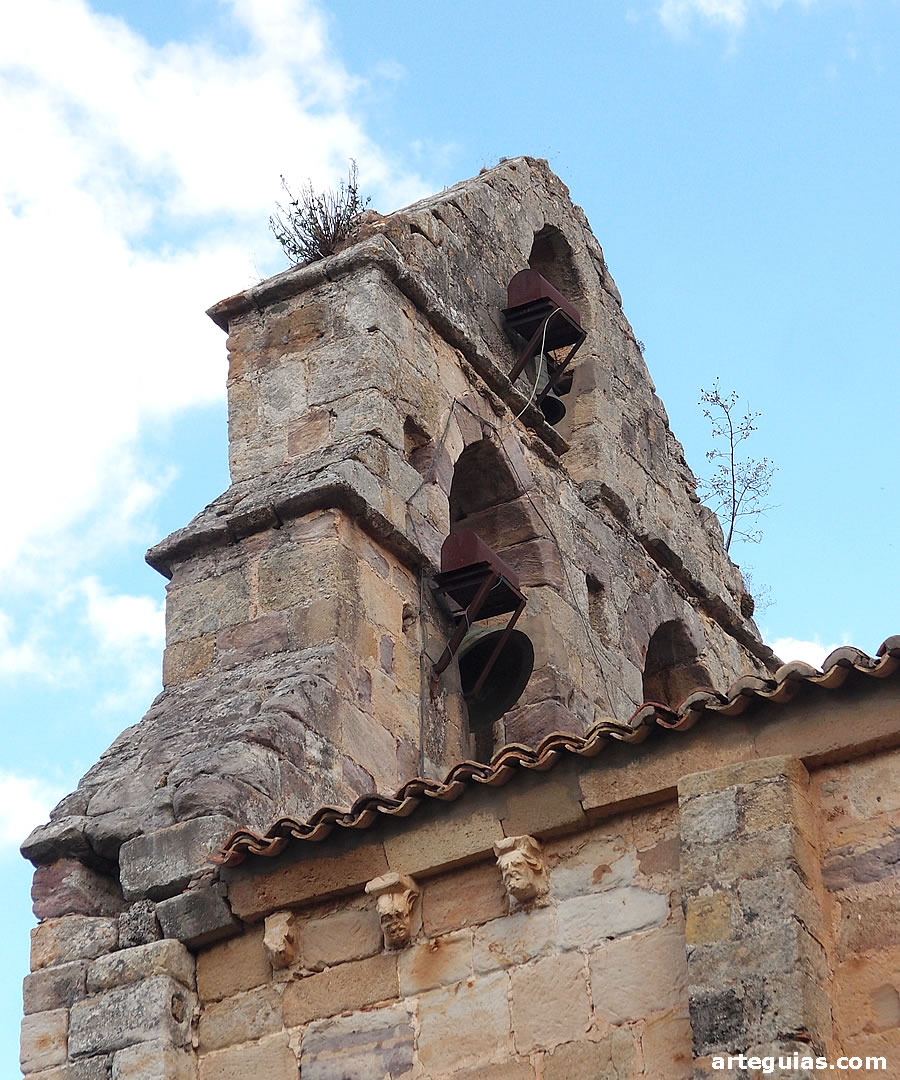 Espadaña sobre el muro de cierre de la iglesia (imafronte)
