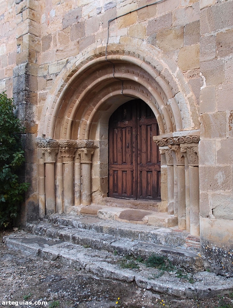 Puerta románica de la iglesia de Pino de Bureba