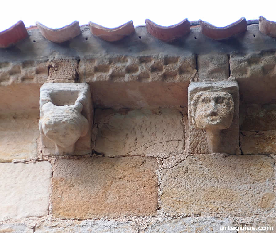 Dos canecillos de la cornisa del ábside