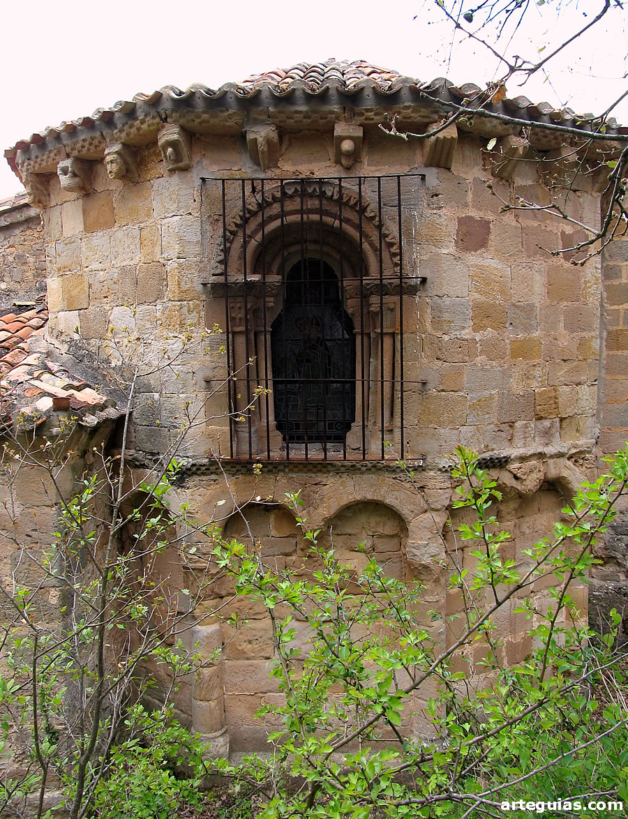 Iglesia de Pino de Bureba, Burgos: ábside poligonal con un precioso ventanal tipo portada en el paño central