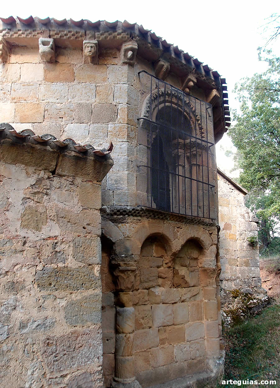 Ábside poligonal al exterior