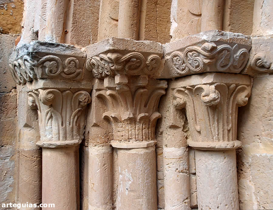Capiteles del lado oeste