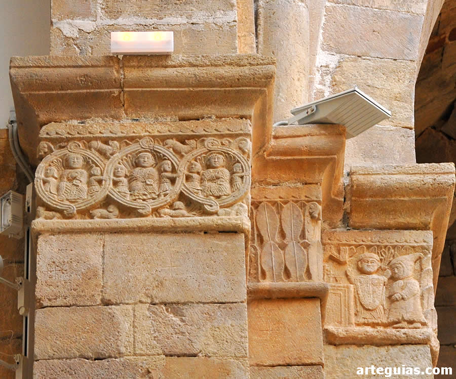 La puerta de la iglesia de San Ramón está muy decorada