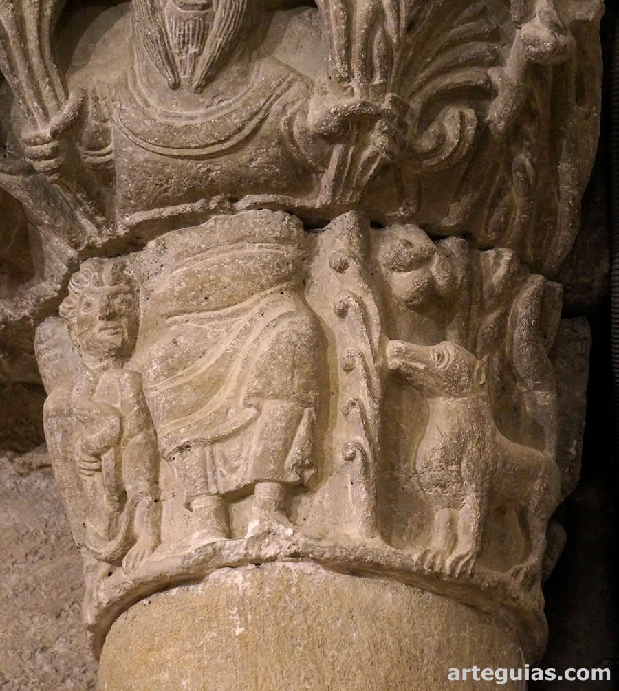 Detalle de uno de los capiteles del arco triunfal