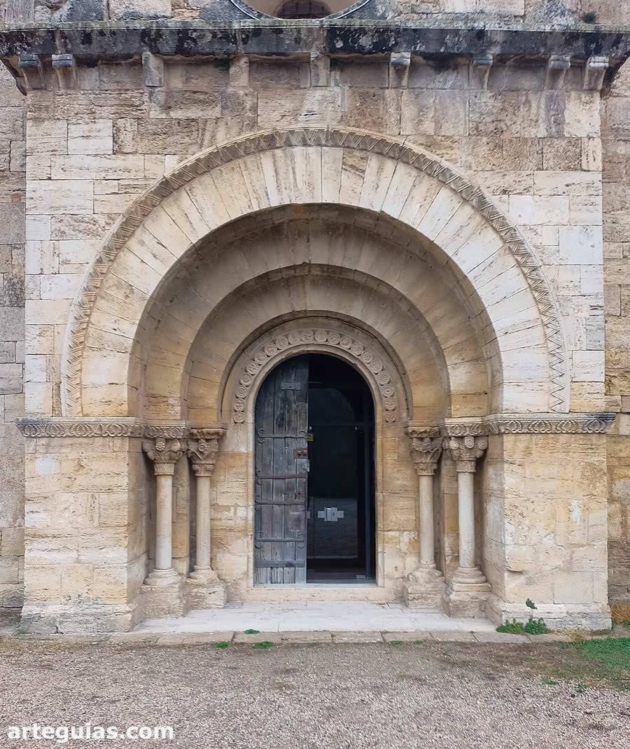 Puerta de la iglesia de Porqueres, Girona