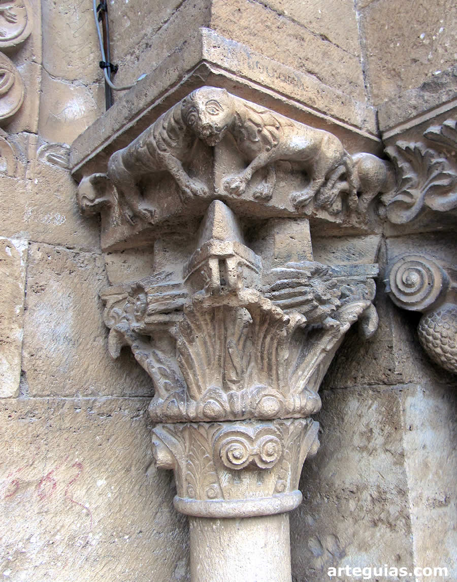 Capitel de la puerta con leones en el cimacio