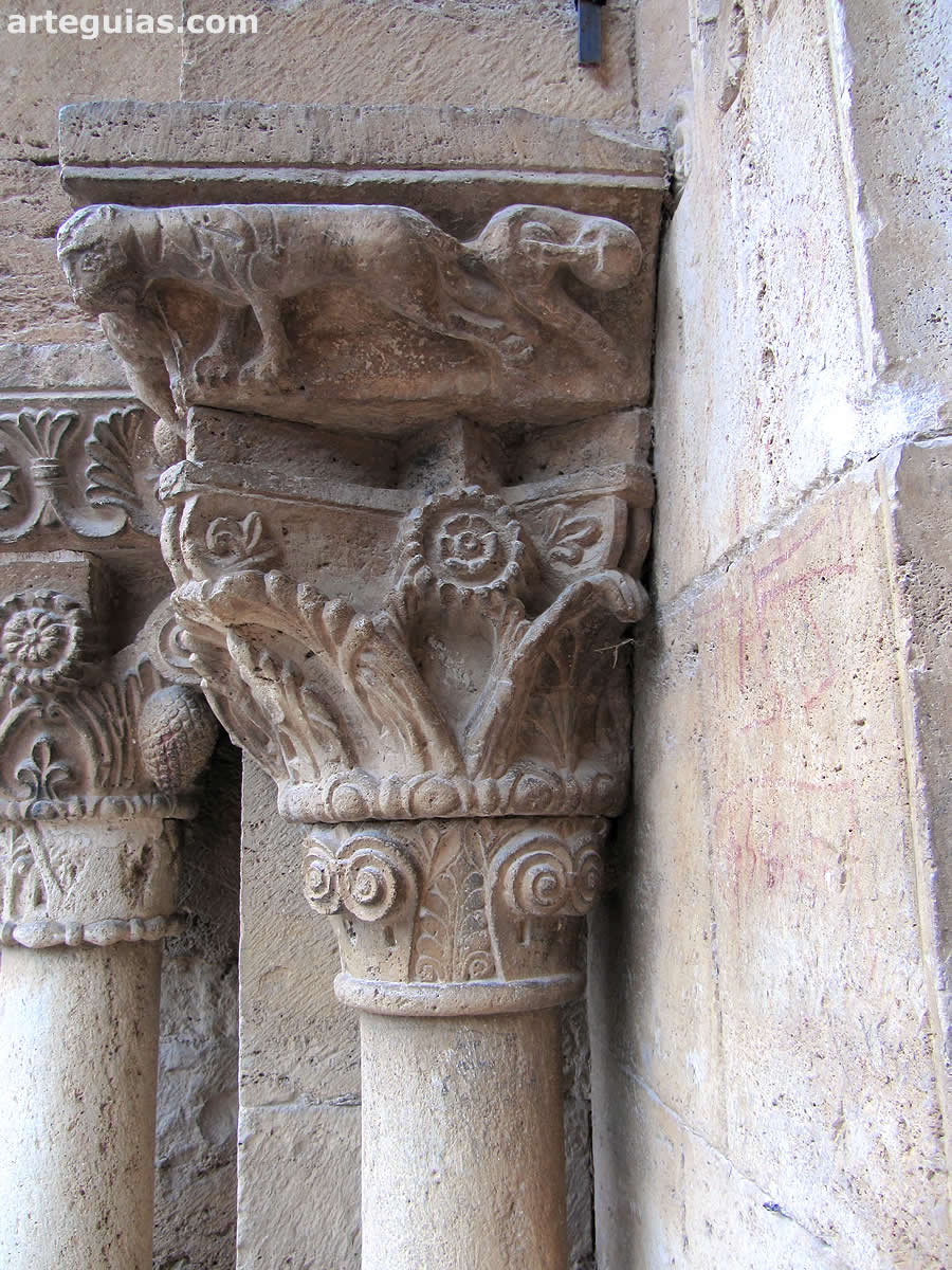 Capitel con hojas de acanto y cuadrúpedos