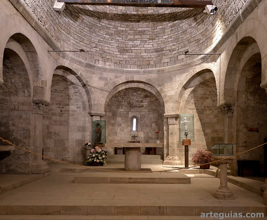 Interior del ábside de la iglesia de Porqueres
