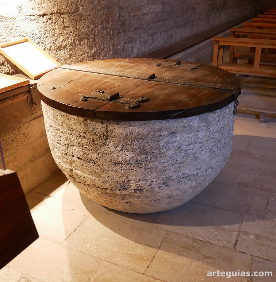 Sencilla pila bautismal con copa semiesférica de la iglesia de Porqueres en Girona