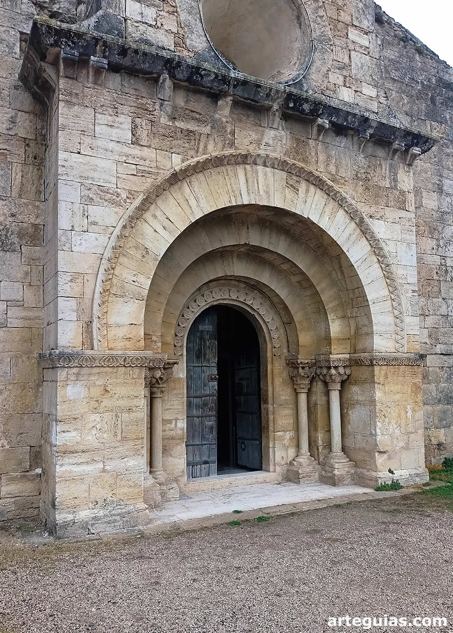 Iglesia de Porqueres, Girona: Portada románica