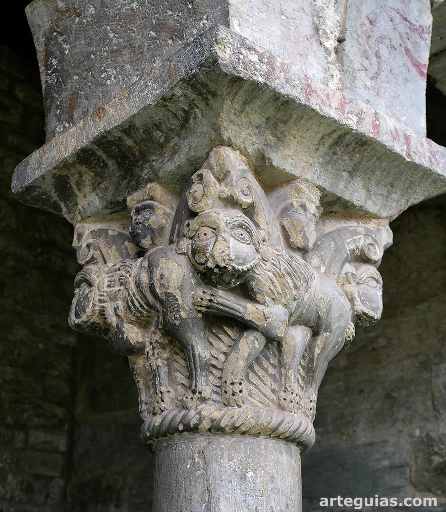 Iglesia de Queralbs: capitel con leones de la galería porticada