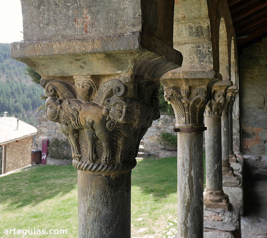 Capiteles del pórtico
