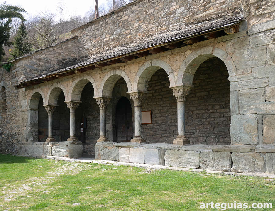 Galería porticada. Iglesia de Queralbs