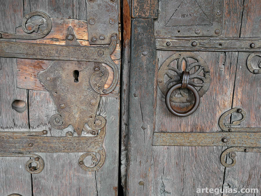 Herrajes románicos en la puerta