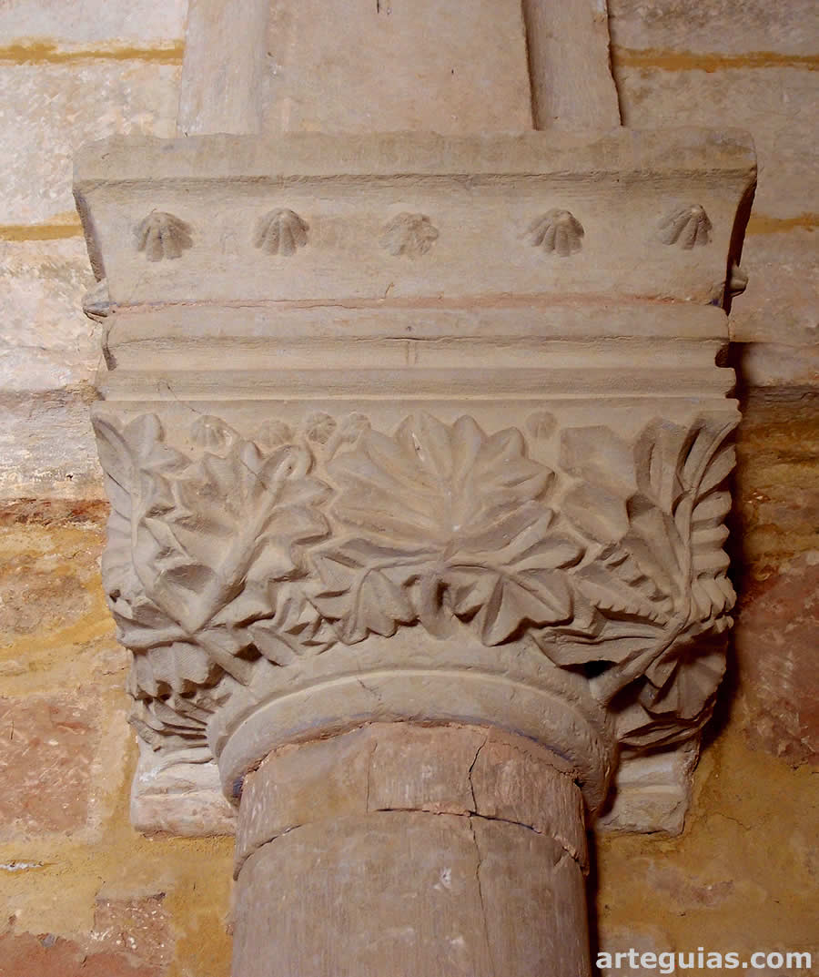 Capitel gótico del interior de la nave de la iglesia de Quintanatello de Ojeda