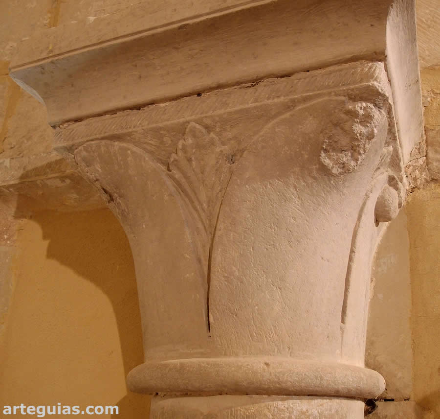 Capitel románico del interior de la cabecera