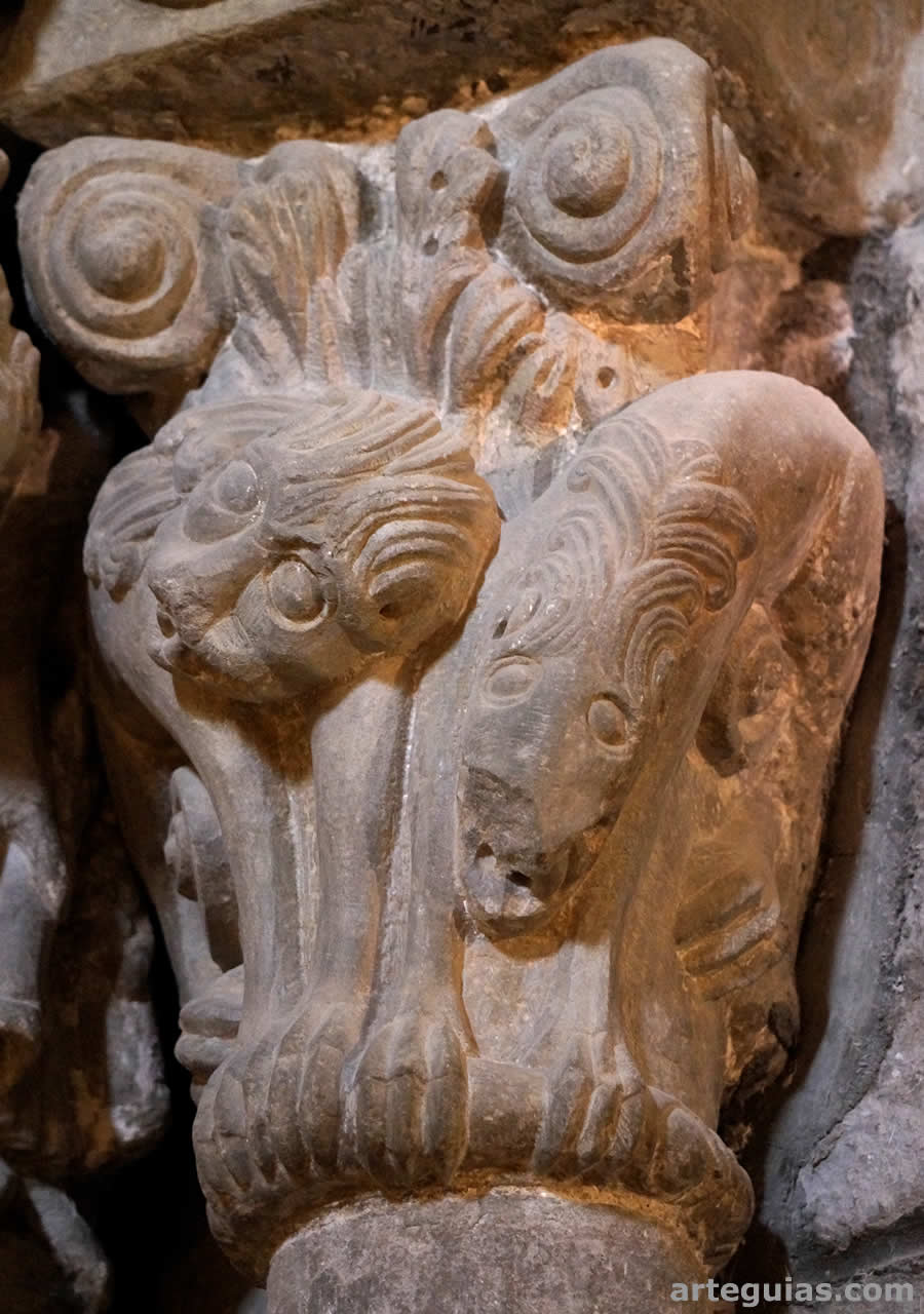 Capitel con leones