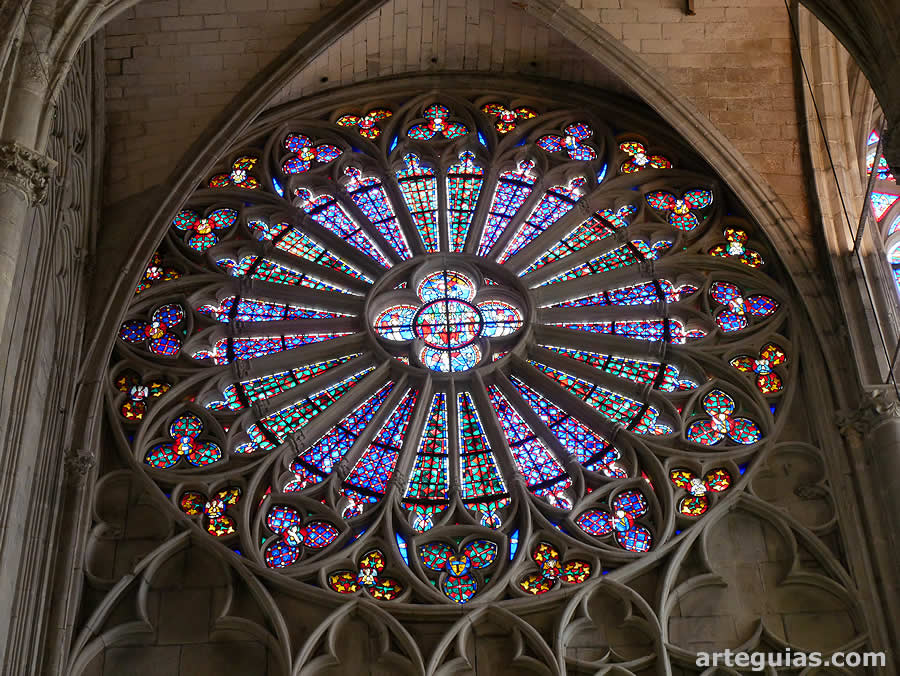 Uno de los rosetones de la iglesia de Saint-Nazaire, Carcassonne, Francia
