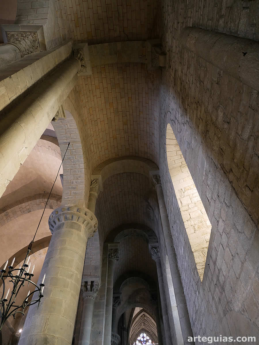 Bóveda de medio cañón de la nave lateral