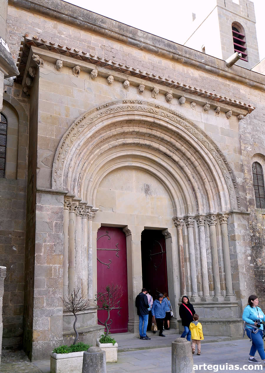 Portada románica en el costado norte