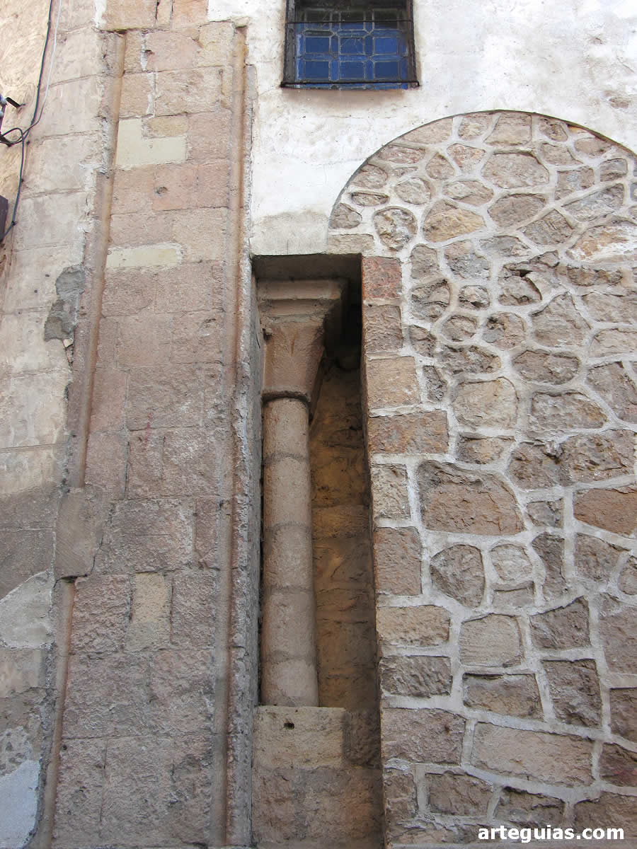 Columna de la galería porticada románica que había al norte de la iglesia de San Andrés