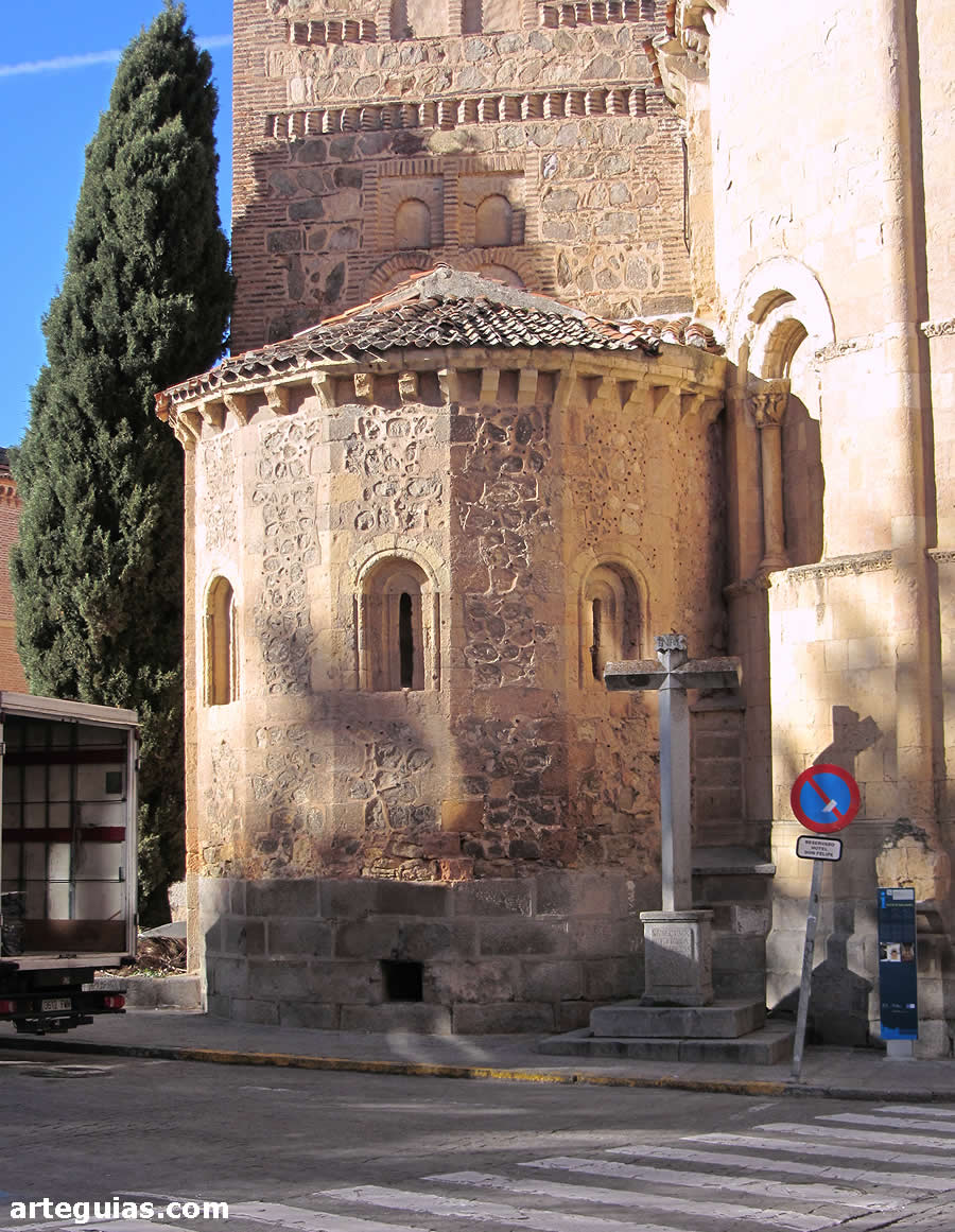 Pequeño ábside de la torre campanario torre