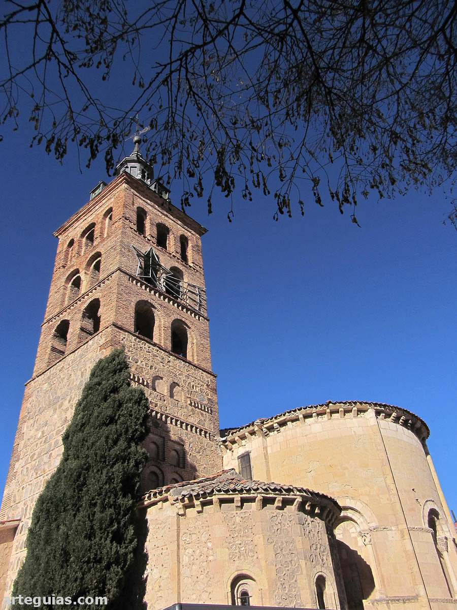 Cabecera, campanario y su pequeño ábside