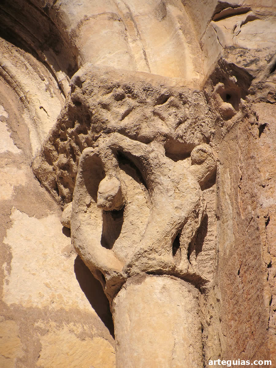 Capitel de un ventanal absidal