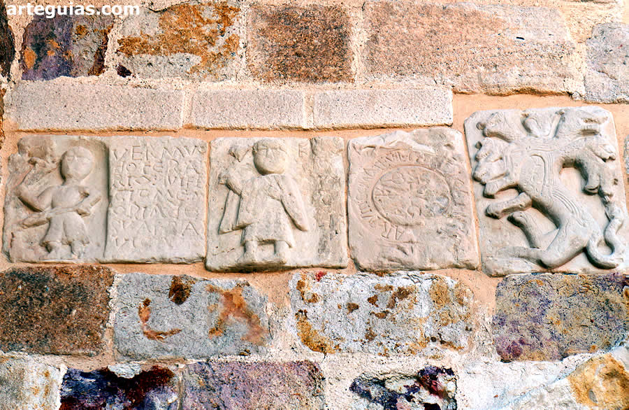 Iglesia San Cipriano, Zamora: relieves junto a la puerta sur