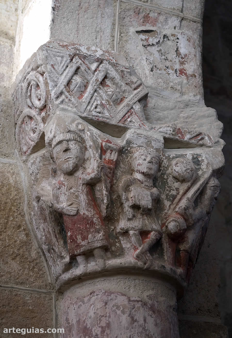 Capitel con tres personajes