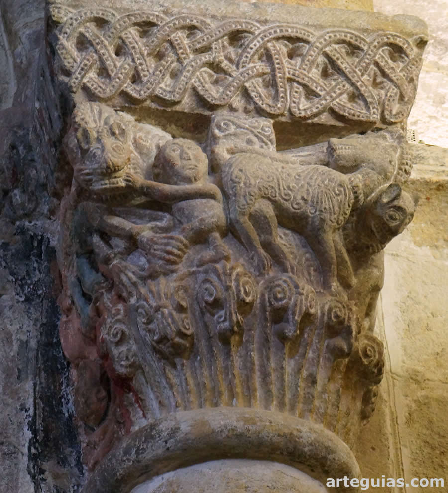 Iglesia San Cipriano, Zamora: interesante capitel en que interactuan hombres y leones