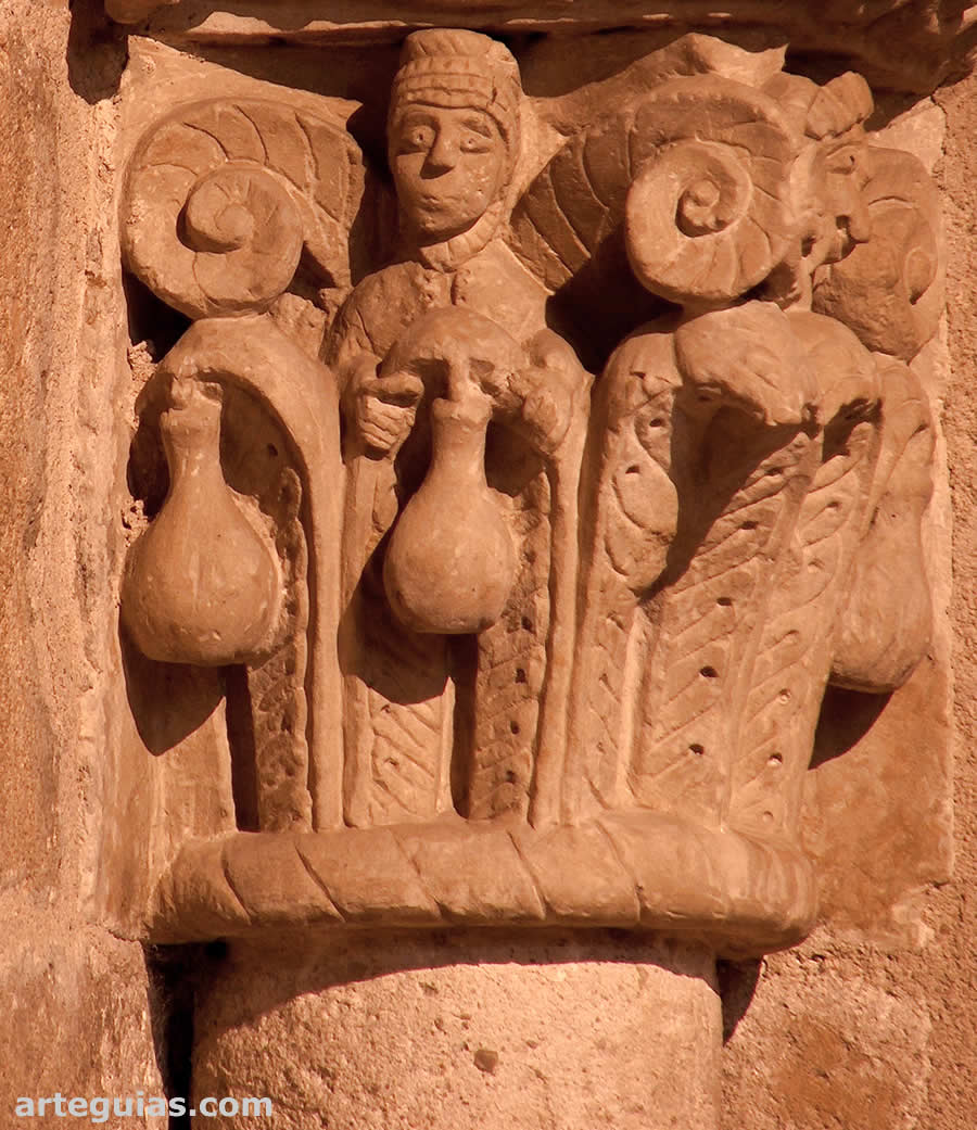 Capitel de extraña iconografía