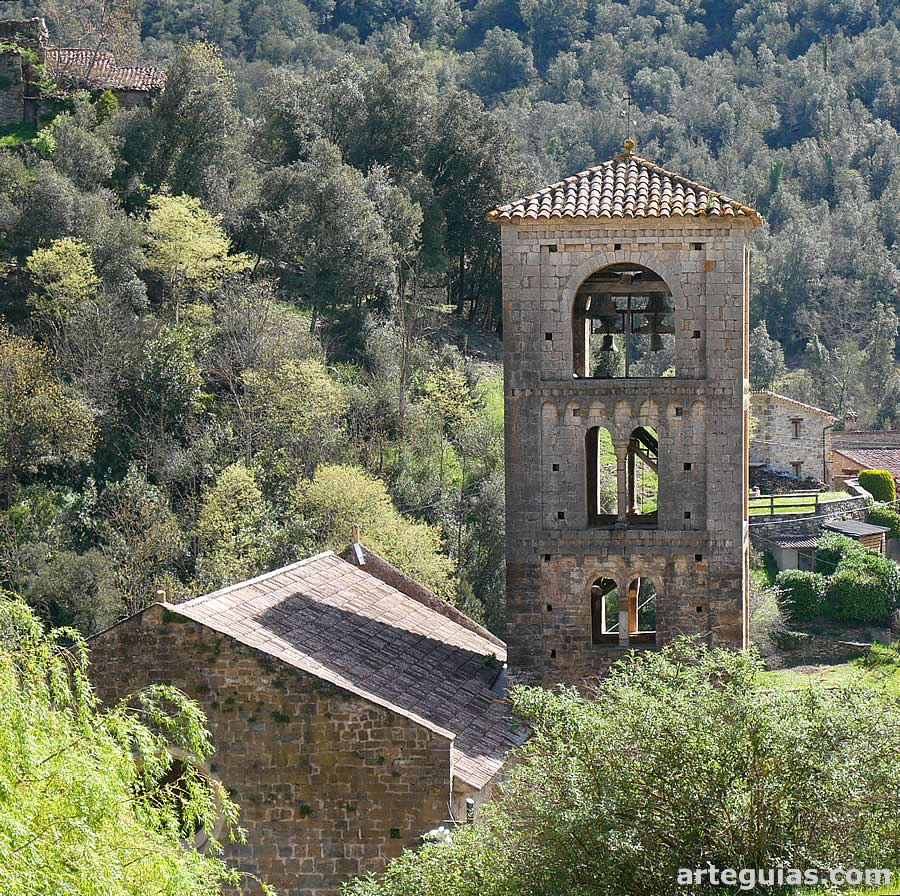 La iglesia de San Cristóbal de Beget rodeada de vegetación de montaña